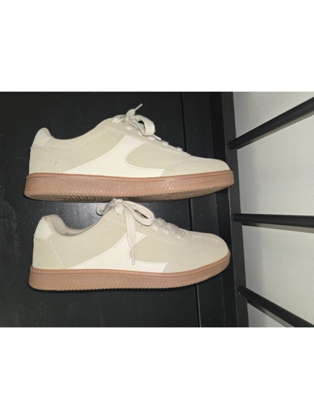 No Boundaries Beige Low-Top Sneakers With Gum Sole Size 8.5 - Picture 4 of 7
